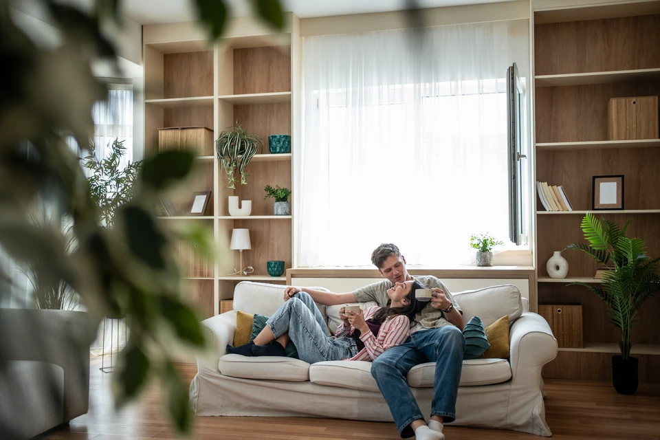Bibliothèque sur mesure intégrée en bois de chêne naturel, couvrant deux murs en angle